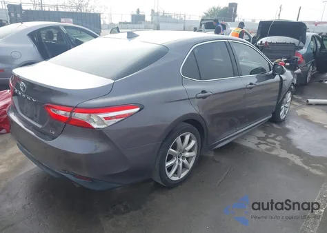 2020 Toyota Camry Le z USA, uszkodzony, nr VIN 4T1C11AK0LU890847